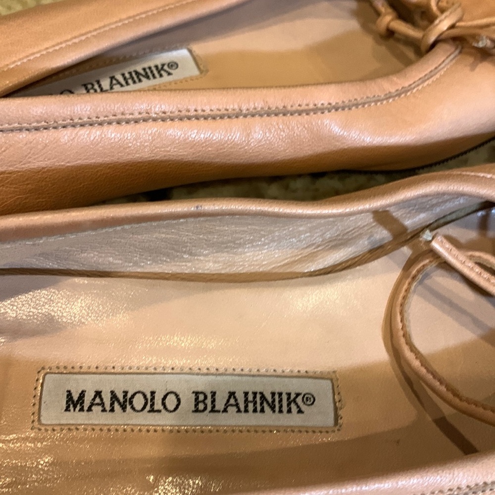 Vintage Manolo Blahnik pink flat loafer.  Beautiful tie on top of shoe. Size 38.